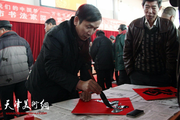 2015年1月，张建会等津门书法家深入武清为农民送“福”。
