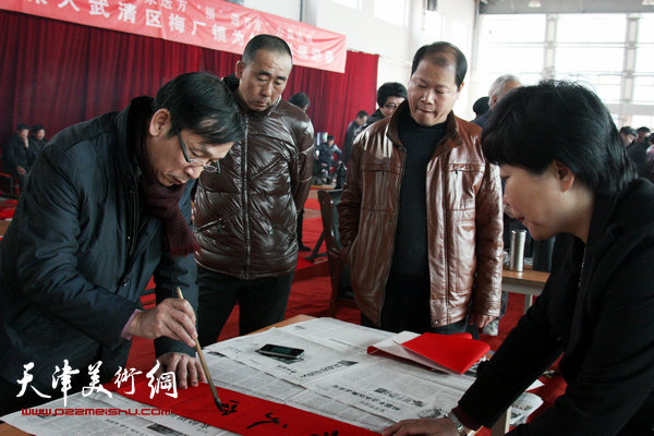 2015年1月，张建会等津门书法家深入武清为农民写春联。