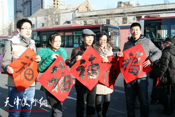 2015年2月，张建会等为天津公交职工和乘客送福迎春。