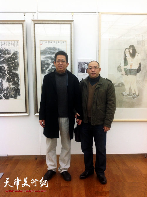 天津美协副主席、著名画家李毅峰与姜志峰在画展上。