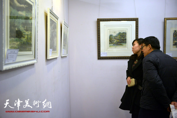 纪念范闻泽—天津美院女同学会作品联展在天美时代举行，图为画展现场。