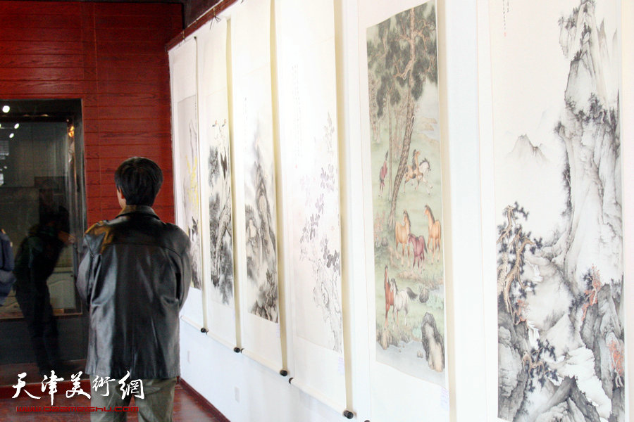 阳春墨韵—津门书画家欢庆元宵作品展在杨柳青开展，图为展览现场。