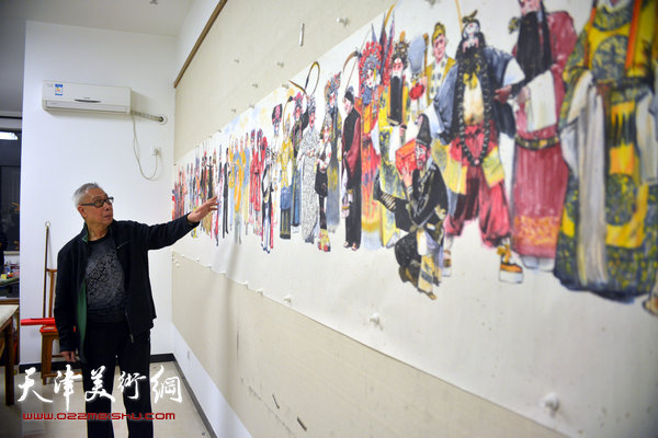 刘洪麟在讲解他创作的反映振兴京剧艺术的长卷