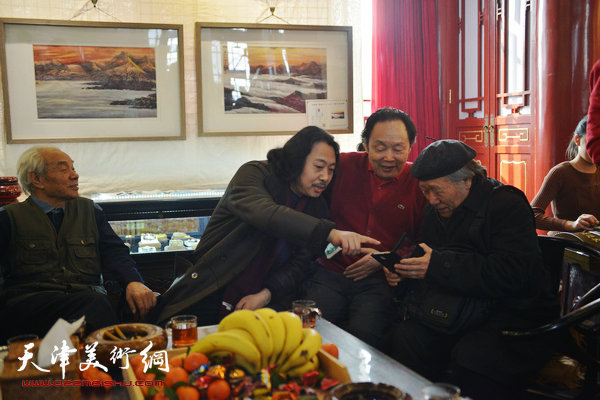 图为向中林与纪振民、姬俊尧、贾广健在画展现场