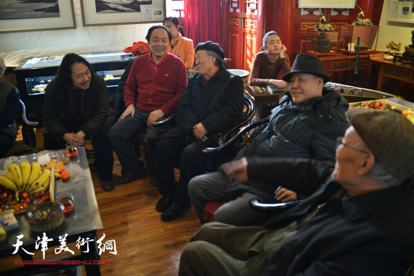 图为向中林与姬俊尧、孙长康、贾广健、刘凤棋在画展现场