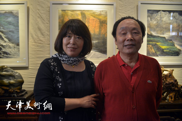 图为向中林与夫人在画展现场