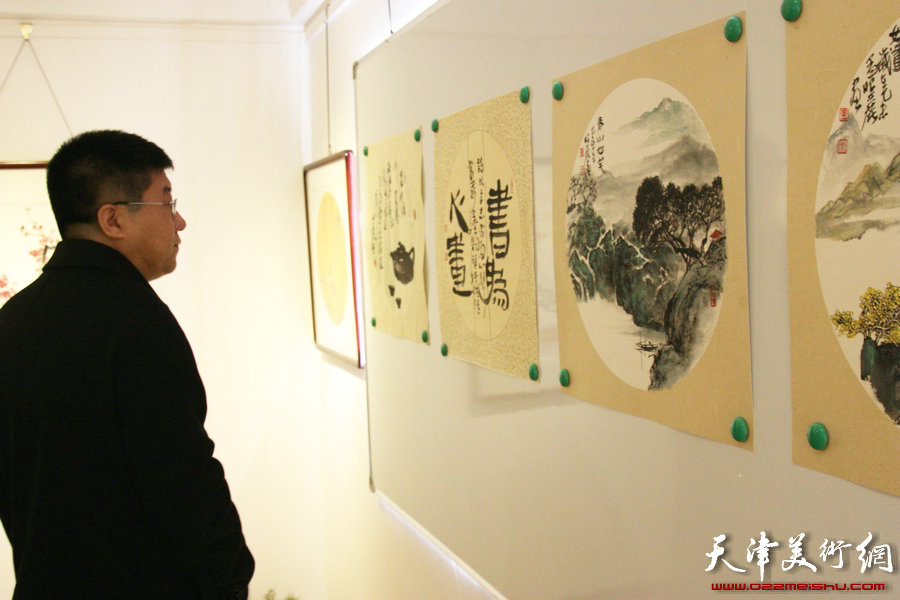 “先进饩羊——孟昭丽、萧慧珠、李澜绘画小品精粹展”开展，图为展览现场。