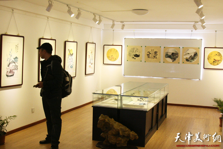 “先进饩羊——孟昭丽、萧慧珠、李澜绘画小品精粹展”开展，图为展览现场。