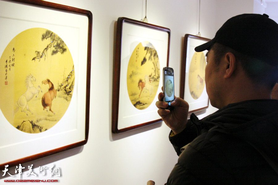 “先进饩羊——孟昭丽、萧慧珠、李澜绘画小品精粹展”开展，图为展览现场。