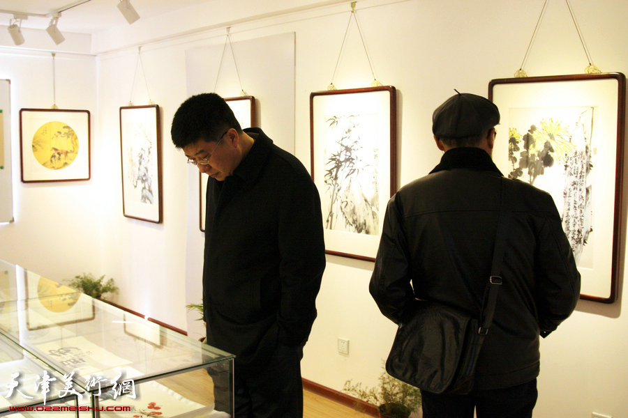 “先进饩羊——孟昭丽、萧慧珠、李澜绘画小品精粹展”开展，图为展览现场。