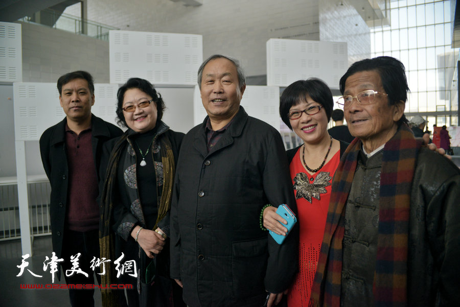 “津门风韵”天津名家书画作品巡回展15日在津开幕，图为唐云来、杜明岑、刘正、徐庆举等书画家在现场。