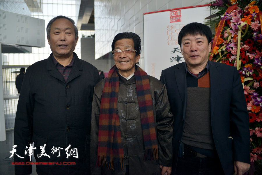 “津门风韵”天津名家书画作品巡回展15日在津开幕，图为书画家唐云来、杜明岑、高原春在现场。