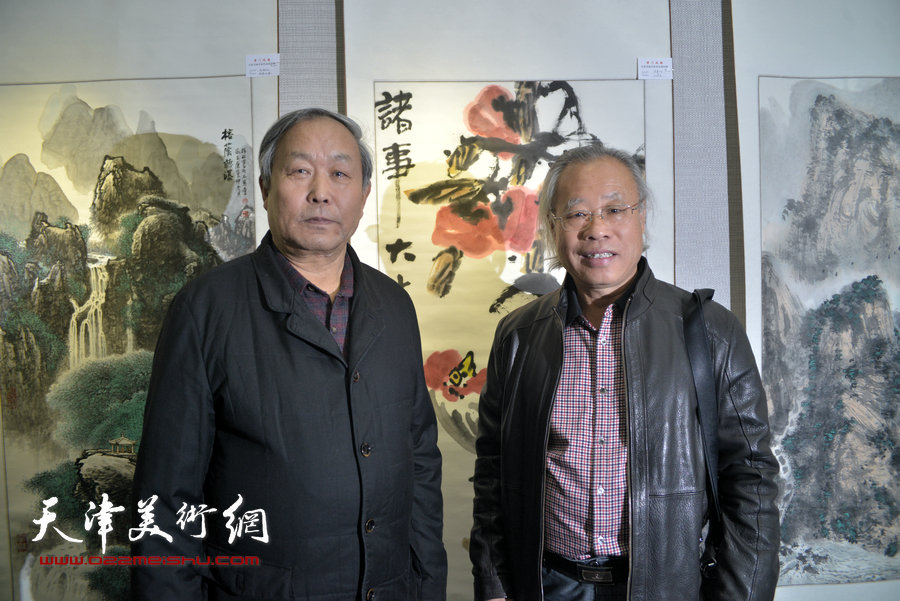 “津门风韵”天津名家书画作品巡回展15日在津开幕，图为书画家唐云来、王金厚在画展现场。