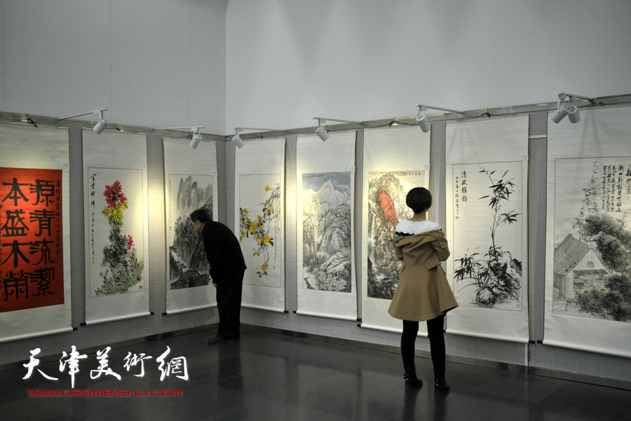“津门风韵”天津名家书画作品巡回展15日在津开幕，图为画展现场。