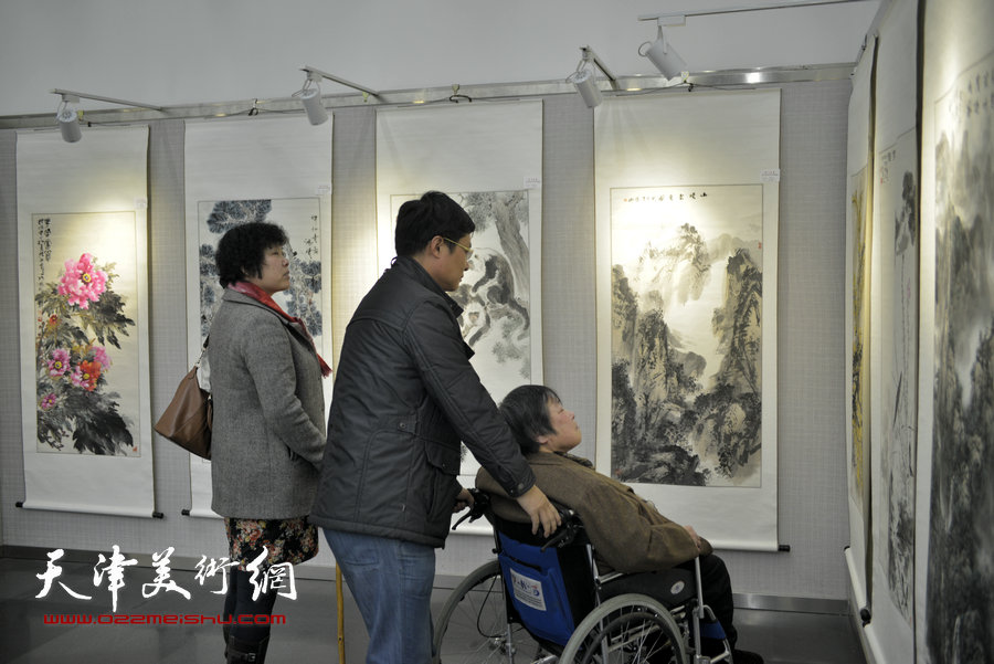 “津门风韵”天津名家书画作品巡回展15日在津开幕，图为画展现场。