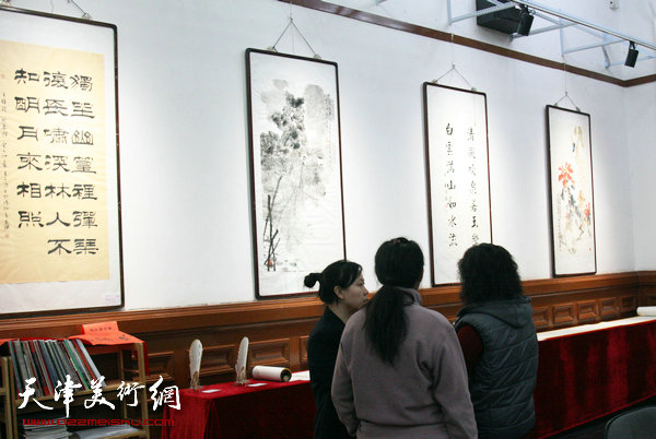 “水墨语境·书法国画十人展”在天津西洋美术馆开幕，图为