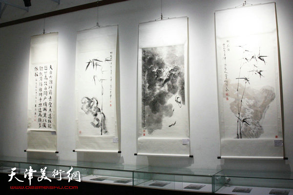 “水墨语境·书法国画十人展”在天津西洋美术馆开幕，图为展览现场。