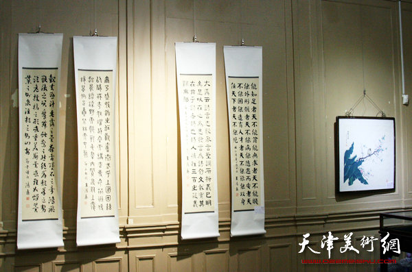 “水墨语境·书法国画十人展”在天津西洋美术馆开幕，图为展览现场。