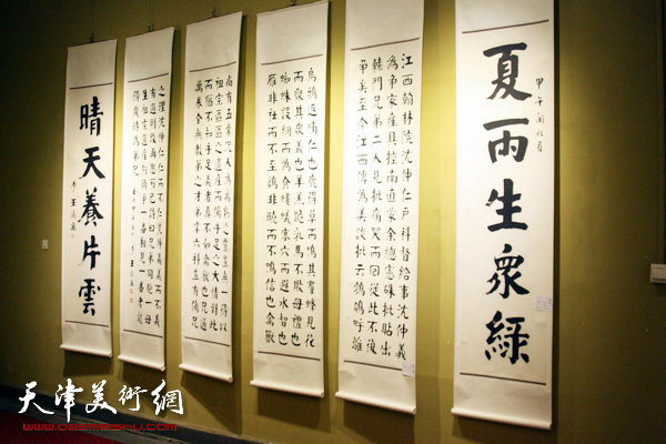“水墨语境·书法国画十人展”在天津西洋美术馆开幕，图为展览现场。