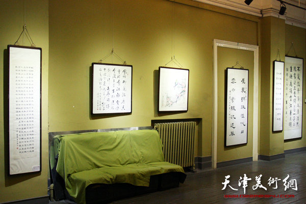 “水墨语境·书法国画十人展”在天津西洋美术馆开幕，图为展览现场。