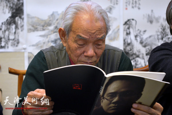 著名画家纪振民在何宁山水画研讨会现场
