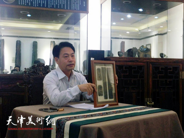 走进简牍文化艺术沙龙举办，图为刘俊坡在讲解简牍书法艺术。