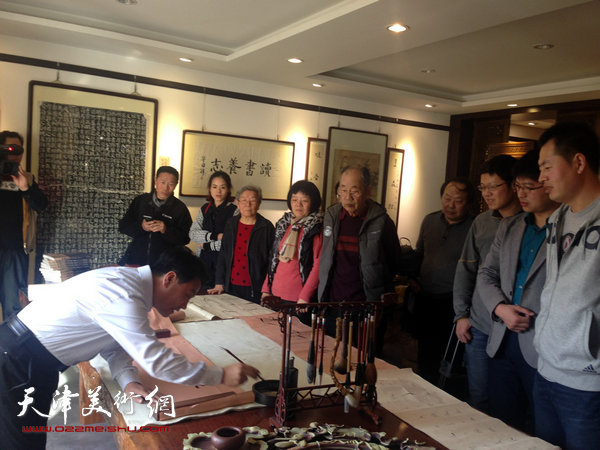走进简牍文化艺术沙龙举办，图为刘俊坡演示简牍书法艺术。