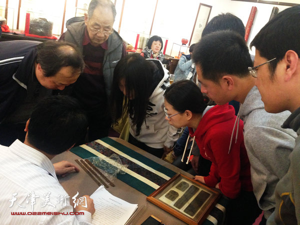 走进简牍文化艺术沙龙举办，图为刘俊坡解读简牍书法艺术。
