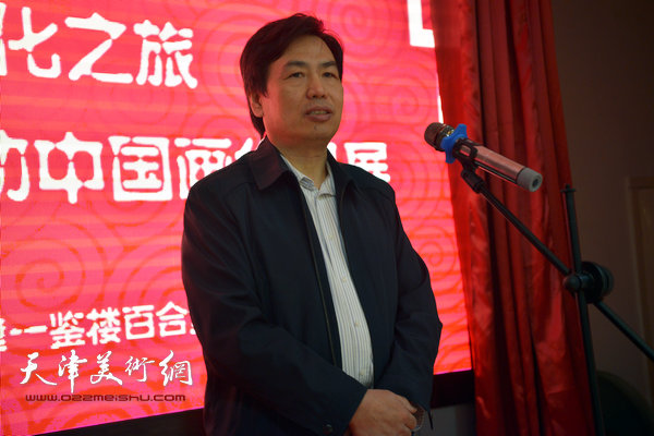 图为河北区委宣传部部长李耀进祝贺画展开幕。