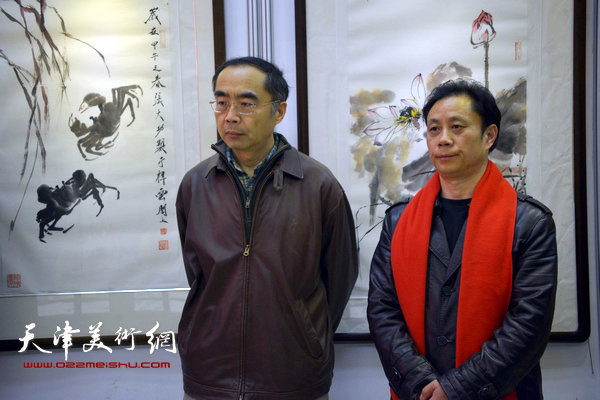 图为张大功与喻建十在画展现场。