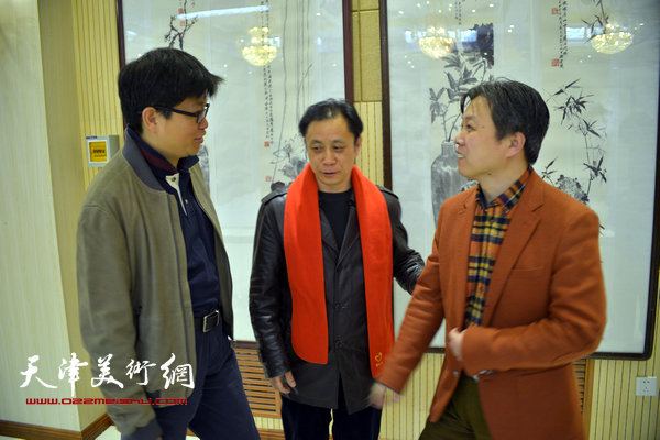 图为张大功与杨健君、李旭飞在画展现场交流。