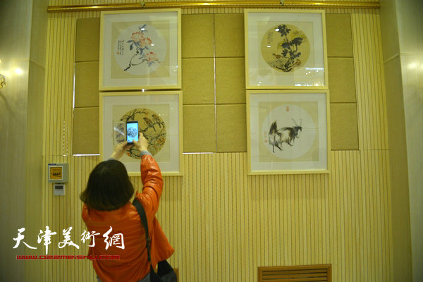 张大功书画作品展在天津一鉴楼文化会馆举办，图为现场。