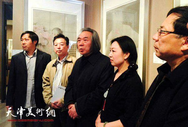 “华彩文心——于栋华人物画作品展”28日在鼎天美术公馆开幕。图为霍春阳致辞。