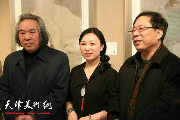 “华彩文心——于栋华人物画作品展”28日在鼎天美术公馆开幕。图为左起：霍春阳、于栋华、陈英杰。