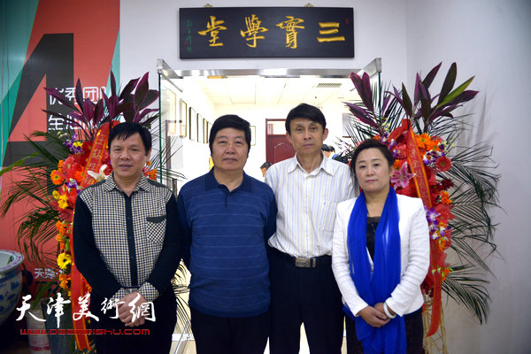 图为左起李根友、王惠民、彭英科、郑宏伟在“三实学堂”。