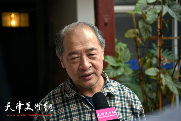 王书平在收件现场接受天津美术网采访