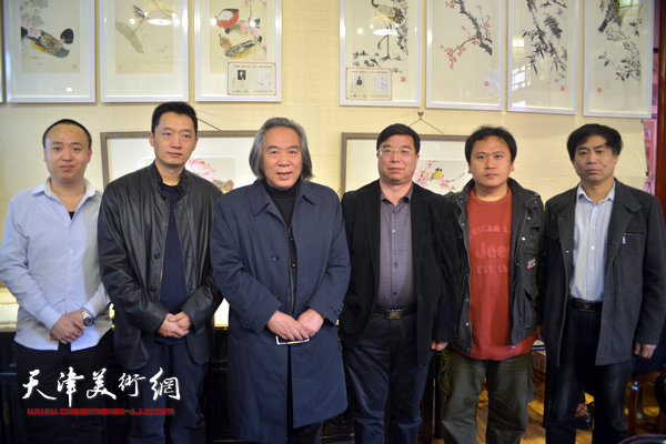 周午生、霍岩花鸟画联展在“集真阁”开幕，图为左起：马明、周午生、霍春阳、李全所、霍岩、肖培金在画展现场。