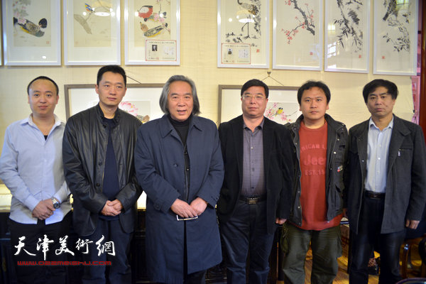 周午生、霍岩花鸟画联展在“集真阁”开幕，图为左起：马明、周午生、霍春阳、李全所、霍岩、肖培金在画展现场。