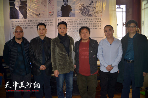 周午生、霍岩花鸟画联展在“集真阁”开幕，图为左起：王凤立、周午生、李旺、霍岩、马明、李旭飞在画展现场。