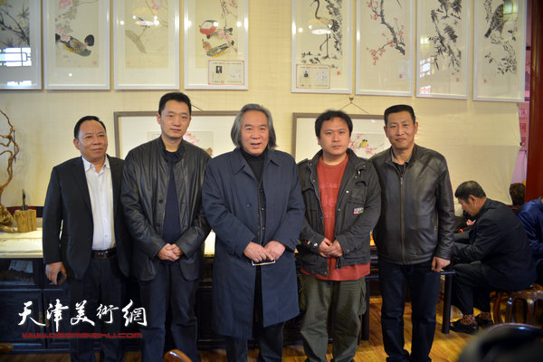 周午生、霍岩花鸟画联展在“集真阁”开幕，图为霍春阳、周午生、霍岩与来宾在画展现场。