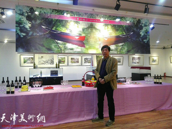 图为著名水彩画家杜晓光在画展现场。