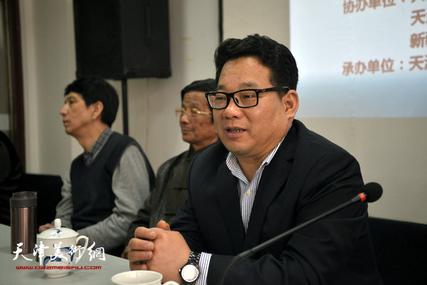 “海河天山情国画精品联展”4月15日在津召开创作动员会，图为河东区委宣传部长姜德志讲话。