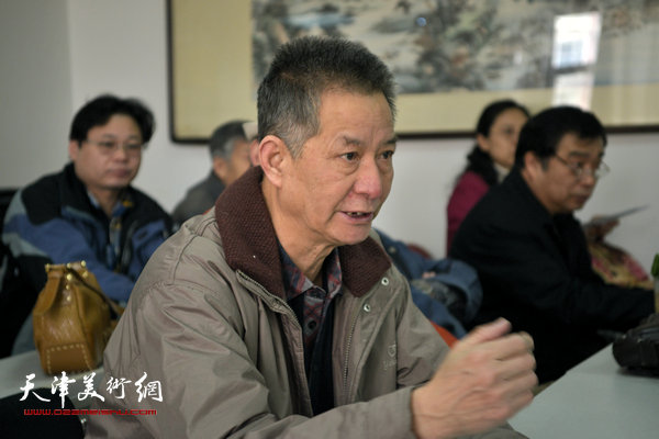 “海河天山情国画精品联展”4月15日在津召开创作动员会，图为河东美协主席李萼群讲话。