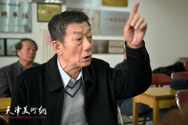 “海河天山情国画精品联展”4月15日在津召开创作动员会，图为邓开圯讲话。