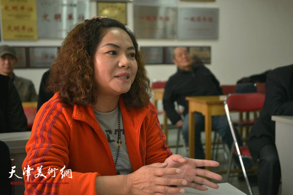 “海河天山情国画精品联展”4月15日在津召开创作动员会，图为天津新疆商会代表孙秀琴讲话。