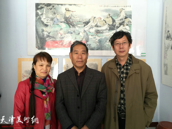 王春涛中国画展在山东无棣举行，图为王春涛教授（右）与嘉宾在现场。