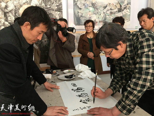 王春涛中国画展在山东无棣举行，图为王春涛教授在现场题词。