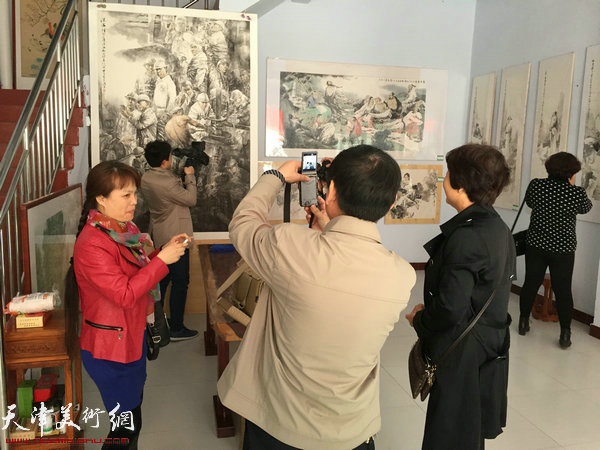 王春涛中国画展在山东无棣举行，图为展览现场。