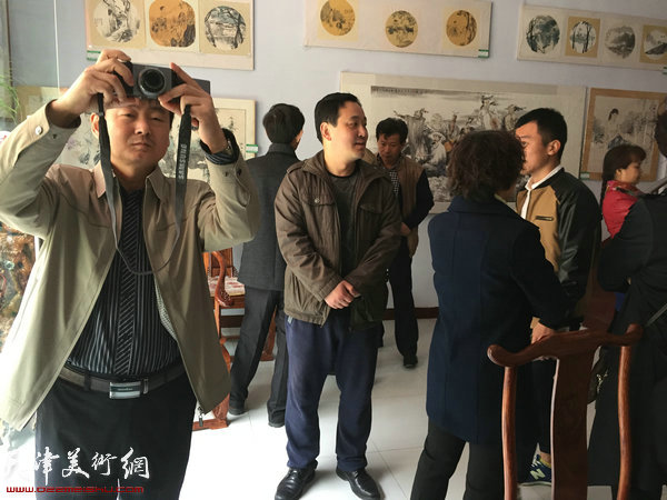 王春涛中国画展在山东无棣举行，图为展览现场。