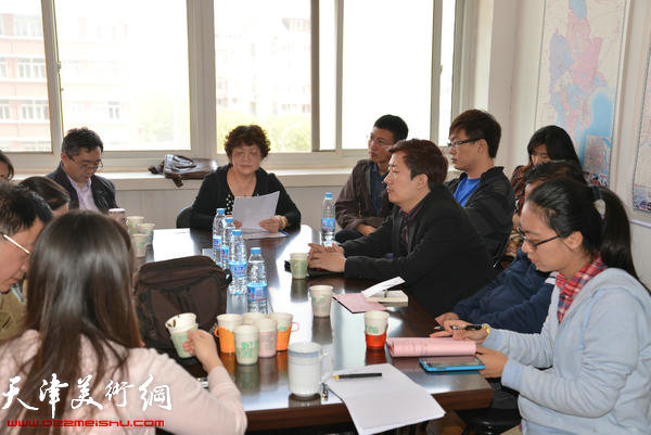 图为“2015′首届天津市工艺美术大师作品暨工艺美术精品展”新闻发布会现场